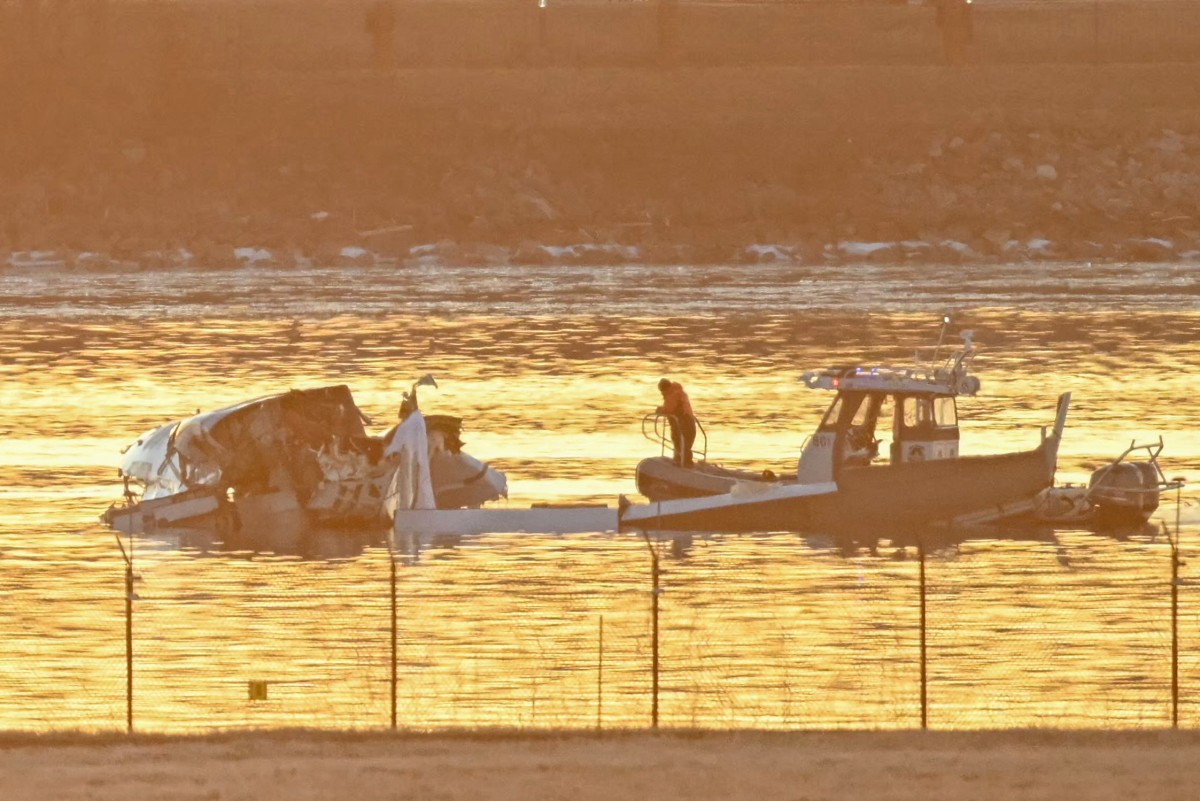 Parte dos destroços é vista enquanto barcos de resgate vasculham as águas do Rio Potomac 