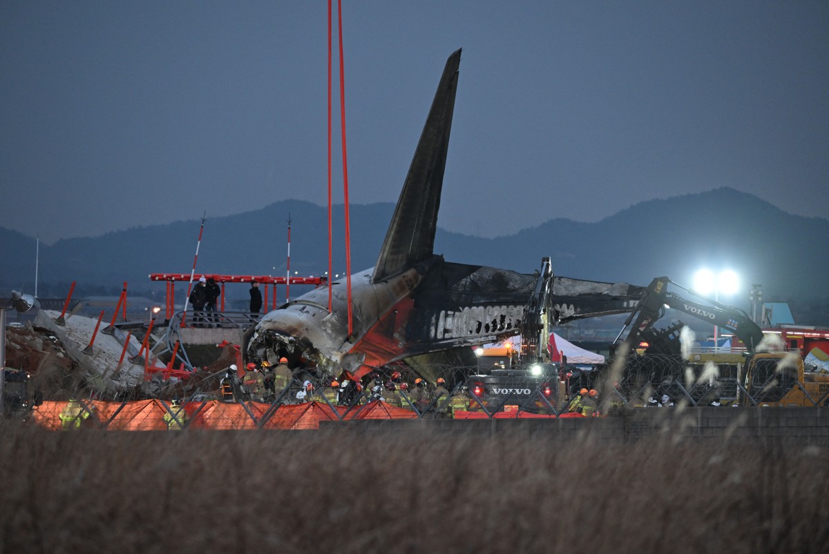 Avião se chocou contra muro e explodiu na Coreia do Sul