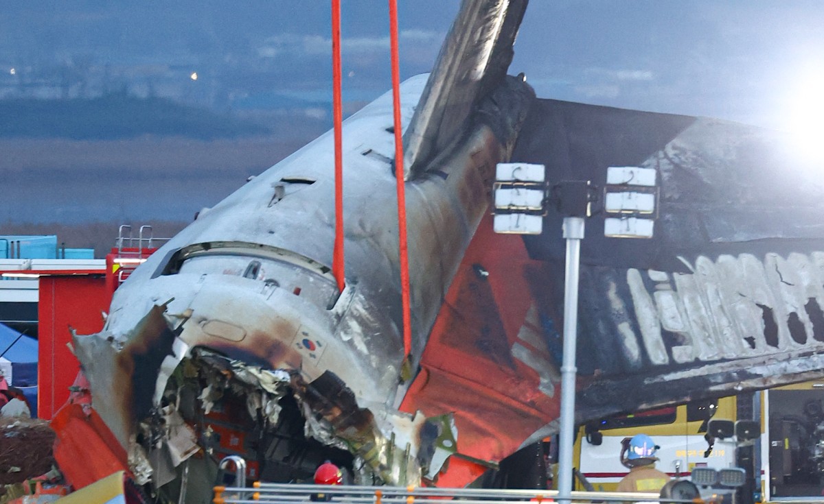 Somente dois tripulantes foram resgatados com vida de acidente de avião na Coreia do Sul