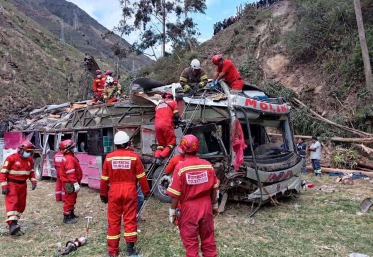 Bombeiros peruanos trabalharam no resgate das vítimas