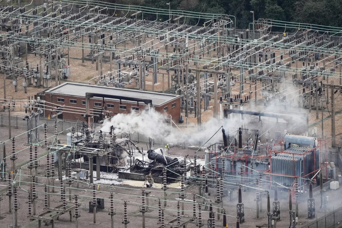 Uma fotografia aérea tirada em 21 de março de 2025 mostra fumaça saindo de uma subestação que fornece energia para o Aeroporto de Heathrow 