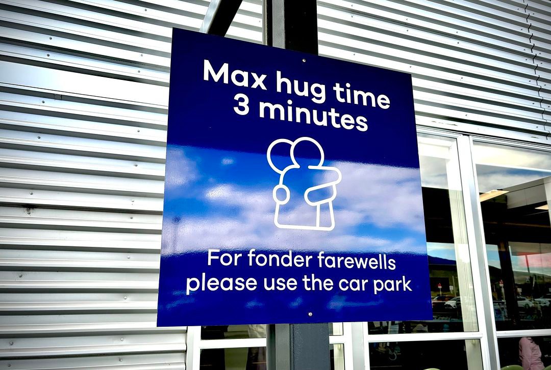 Aeroporto na Nova Zelândia coloca placas pedindo para que pessoas limitem abraços de despedida a 3 minutos