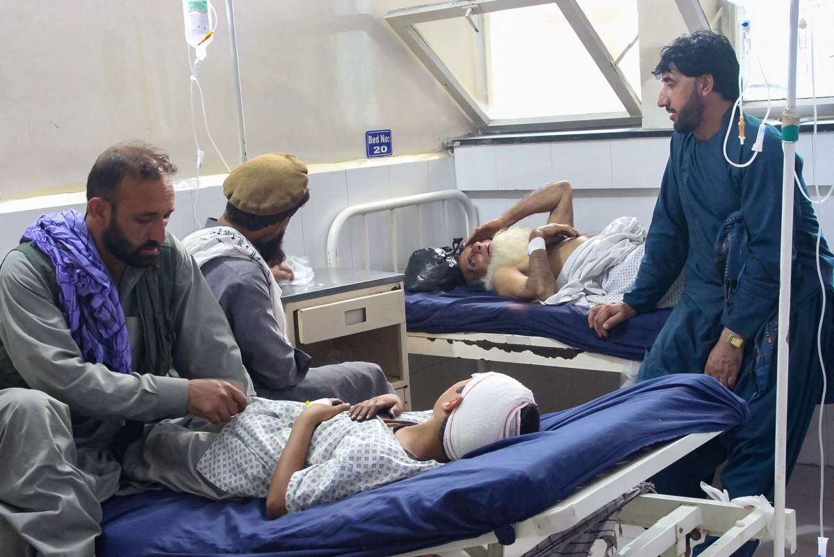 Afegãos feridos recebem tratamento em um hospital após um terremoto em Jalalabad, no Afeganistão, em 1º de setembro de 2025. 