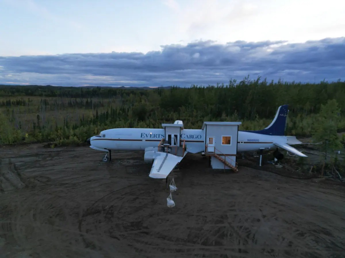 Homem transforma avião antigo em Aibnb, no Alaska