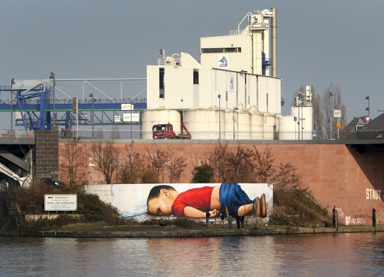 Um grafite dos artistas Justus Becker e Oguz Sen retrata o menino refugiado sírio afogado Alan Kurdi, no porto de Frankfurt, Alemanha, em 10 de março de 2016