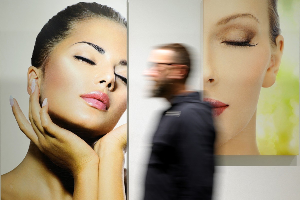 Corredor de clínica de estética na Albânia, polo da estética na Europa