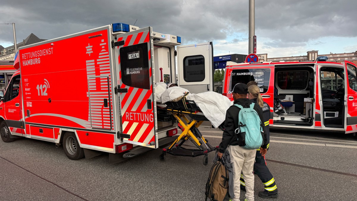 Serviço de emergência atende ferido em ataque a facadas em estação em Hamburgo, na Alemanha
