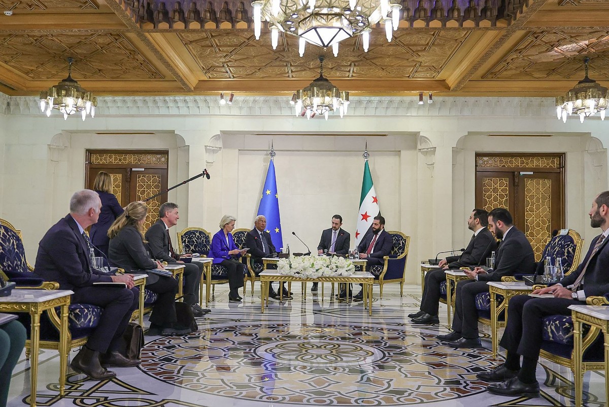 O presidente da Síria, Ahmed al-Sharaa, reuniu-se com a presidente da Comissão Europeia, Ursula von der Leyen durante uma reunião no Palácio do Povo, em Damasco