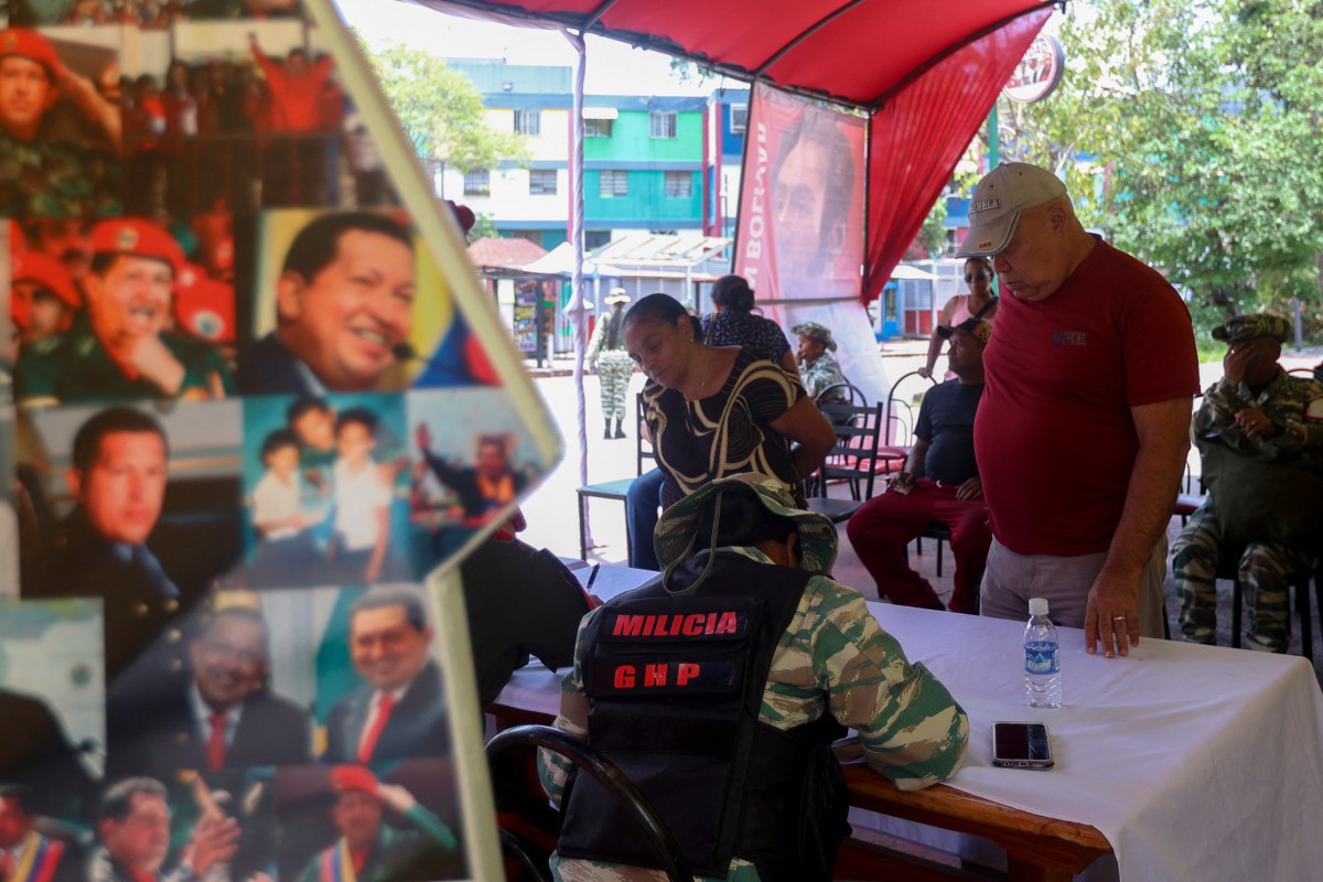Pessoas se alistam para se juntar às milícias civis durante uma campanha nacional de alistamento convocada pelo governo do presidente Nicolás Maduro