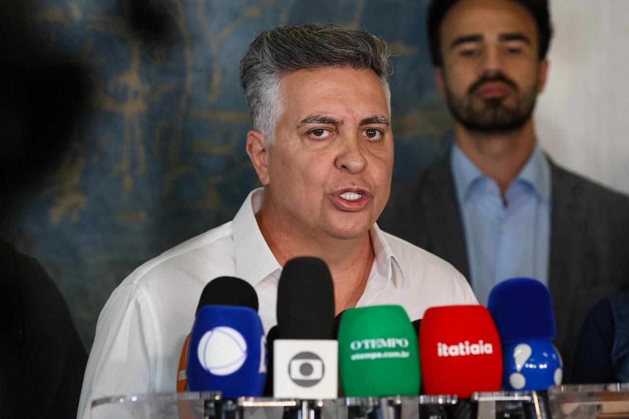 O prefeito Álvaro Damião realizou uma coletiva ao desembarcar em Confins