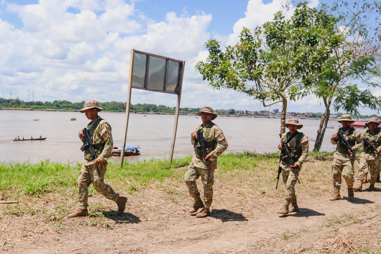 Soldados do exército peruano patrulham a Ilha Santa Rosa, localizada em frente à cidade colombiana de Leticia, na tríplice fronteira amazônica entre Peru, Colômbia e Brasil