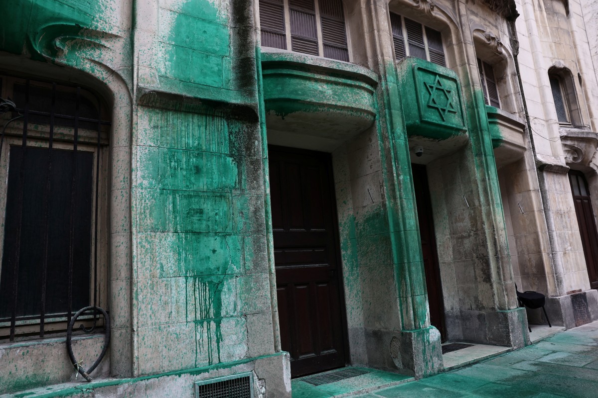 Uma foto mostra tinta verde jogada nas paredes da sinagoga Agoudas Hakehilos, em Paris, neste sábado