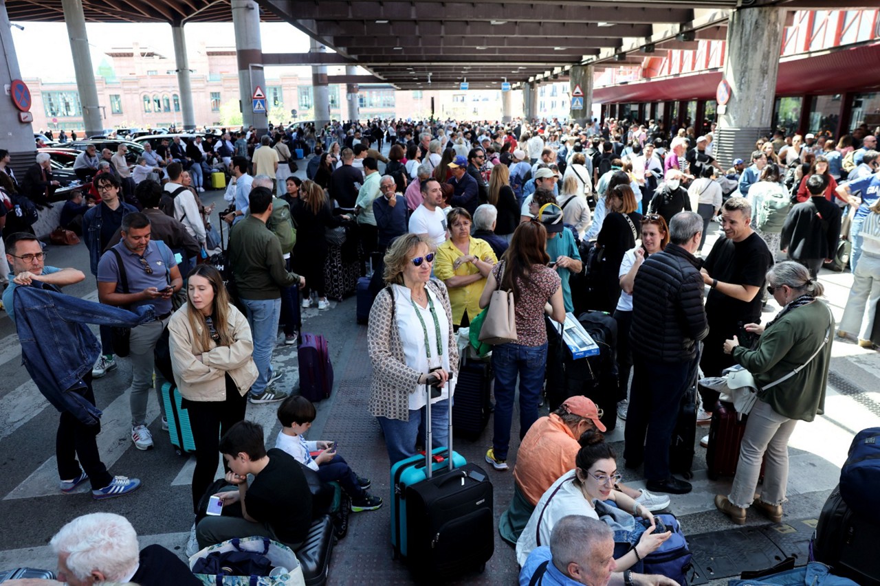 Multidão aguarda em estação de trem em Madrid durante apagão