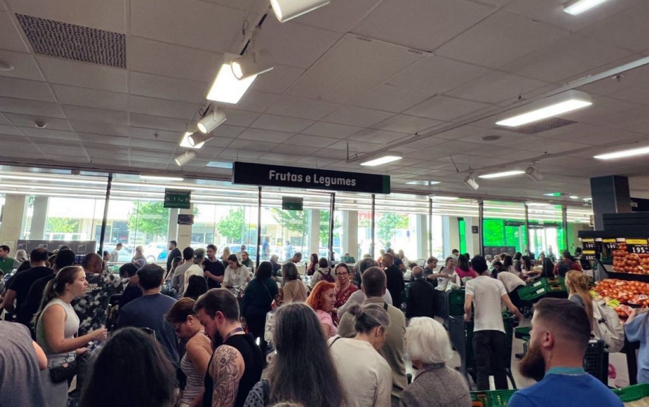 Imagem de um mercado lotado em Portugal após o apagão circula pelas redes sociais