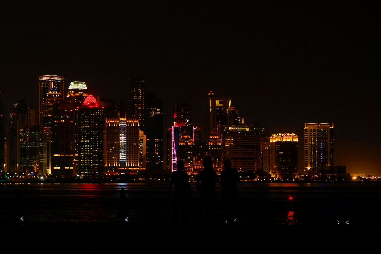 Pessoas na cornija de Doha com vista para arranha-céus, no Catar, em 23 de junho de 2025