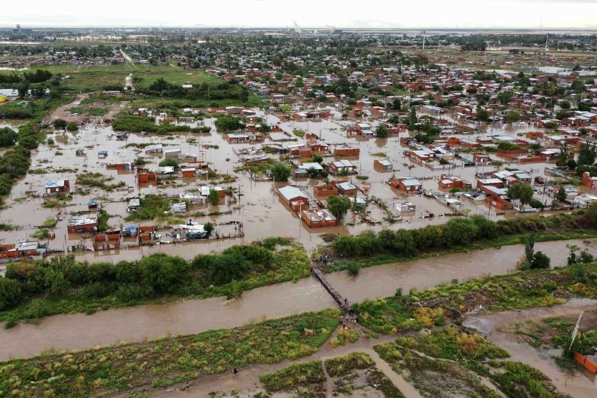 Vista aérea de uma área inundada após uma forte tempestade atingir a cidade de Bahía Blanca, 600 km ao sul de Buenos Aires