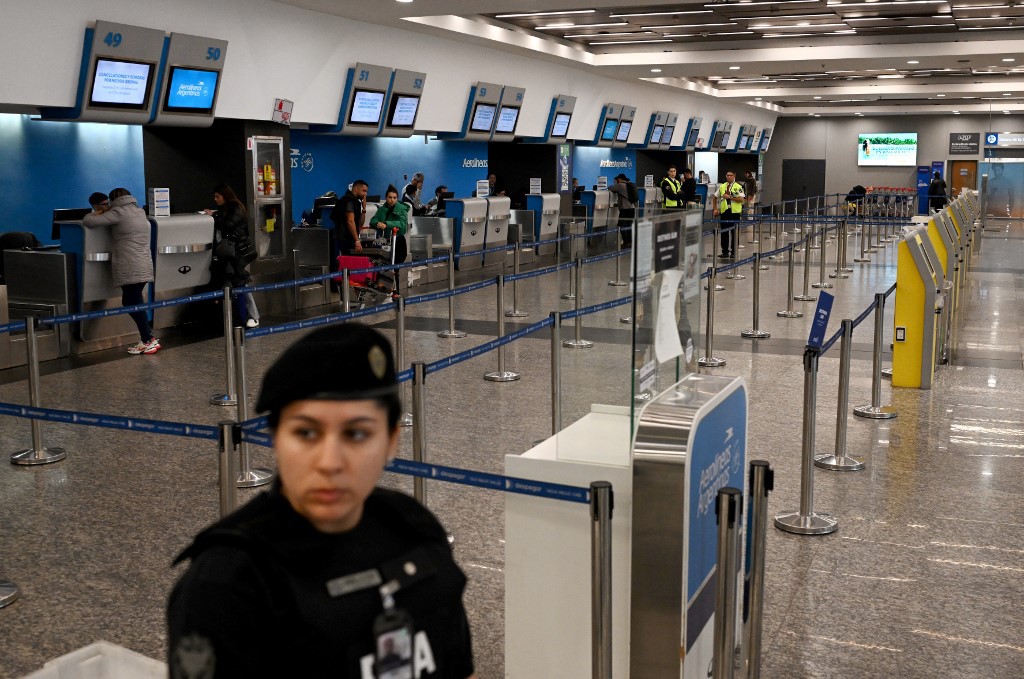 Área da companhia Aerolineas Argentinas ficou vazia no aeroporto Jorge Newbery, em Buenos Aires