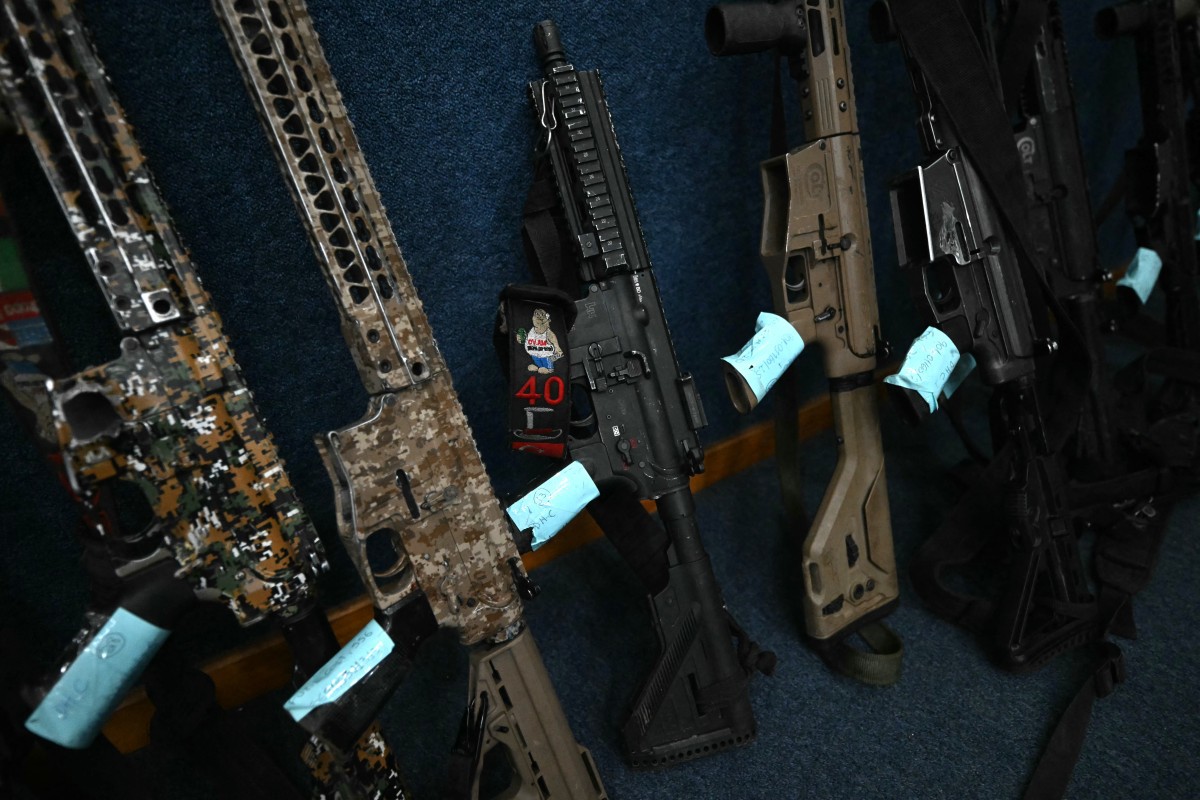 Megaoperação apreendeu 118 armas (Foto: Mauro Pimentel/AFP)
