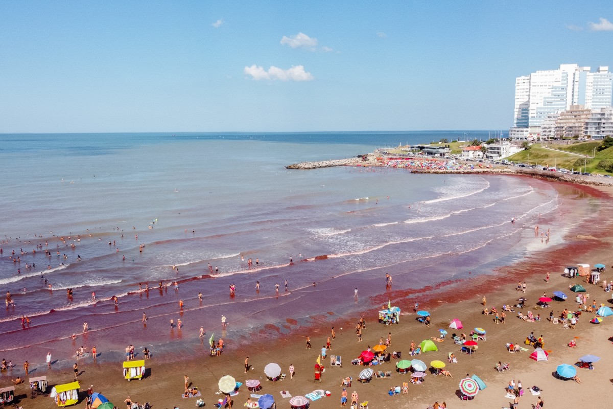 Praias foram tingidas de vermelho