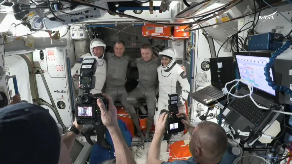 Astronautas posam para foto antes da viqagem de retorno