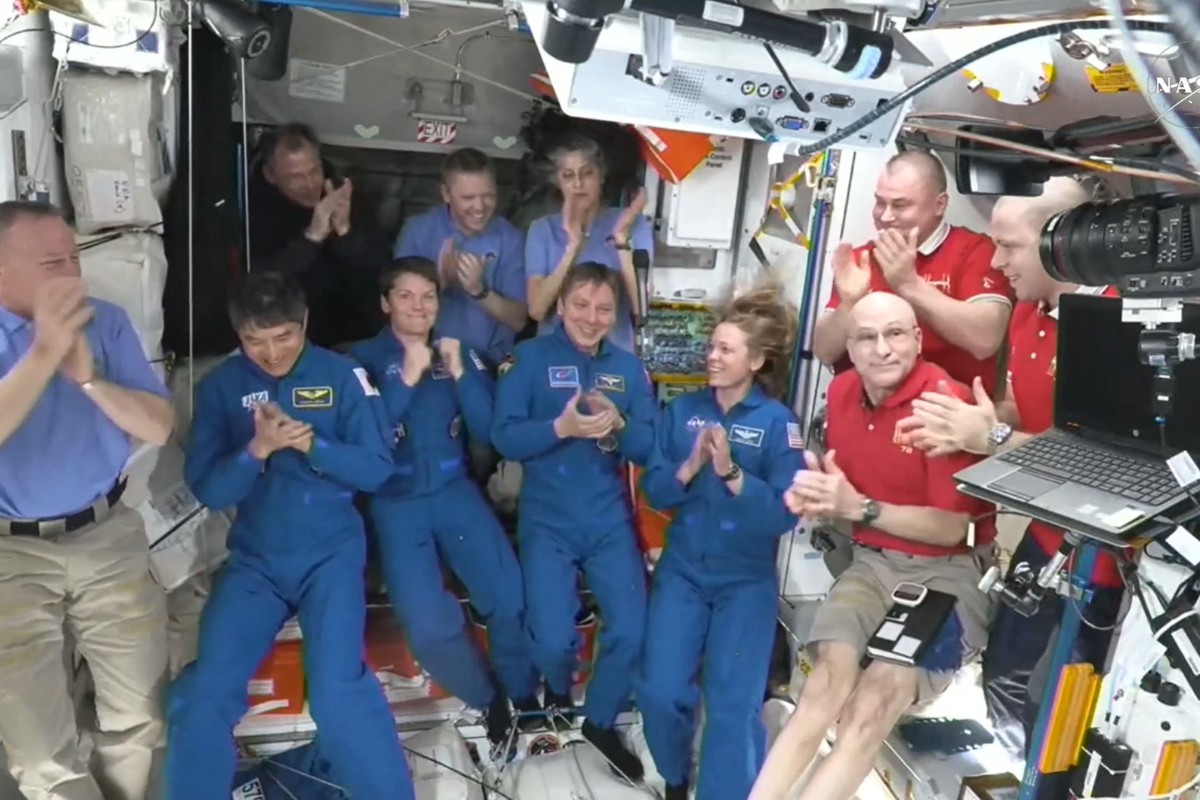 Captura de tela feita a partir de uma transmissão ao vivo da NASA mostra os membros da SpaceX Dragon Crew-10