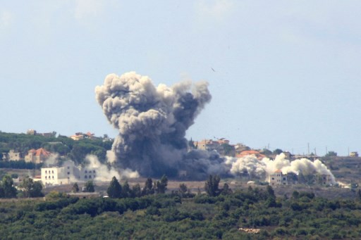 Ondas de fumaça saem do local de um ataque aéreo israelense na vila libanesa de Tayr Harfa, perto da fronteira Líbano