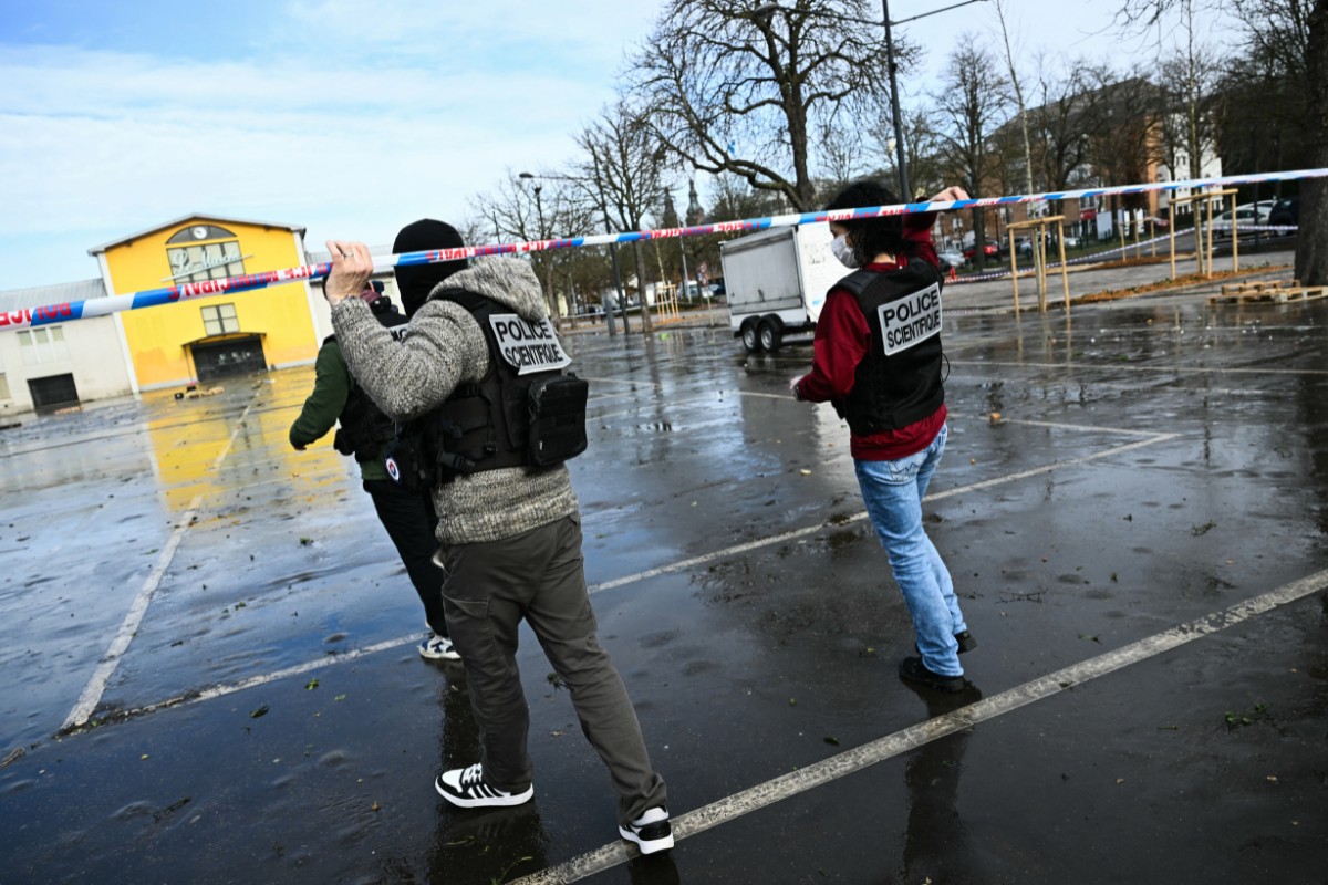A polícia forense francesa coleta evidências no local de ataque com faca; um homem é suspeito de matar uma pessoa e ferir dois policiais municipais em Mulhouse, leste da França