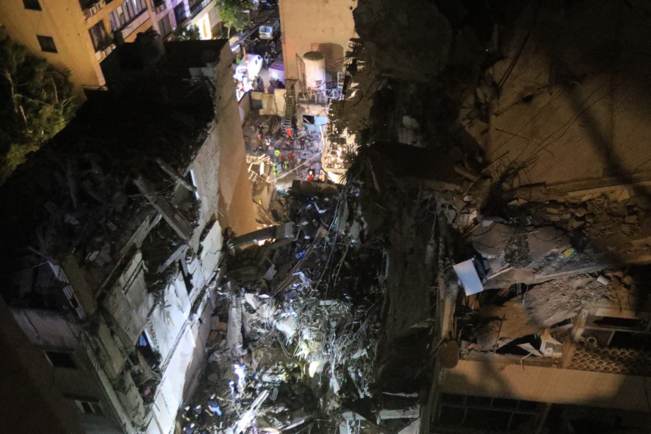 Foto mostra os andares superiores destruídos de um edifício após um ataque militar israelense no subúrbio ao sul de Beirute