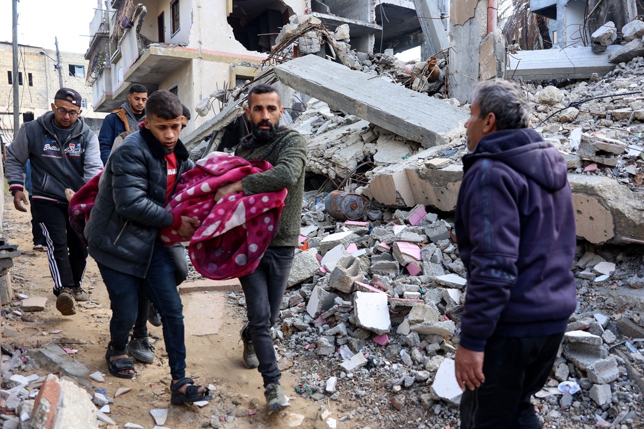 Famílias tentam socorrer vítimas de bombardeio em Gaza