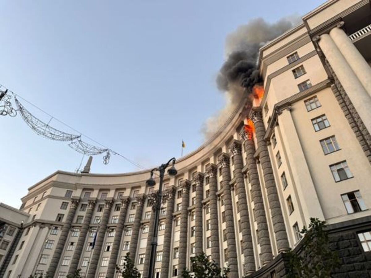 Foto divulgada pelo Serviço de Emergência do Estado da Ucrânia em 7 de setembro de 2025 mostra incêndio no prédio do governo ucraniano em Kiev