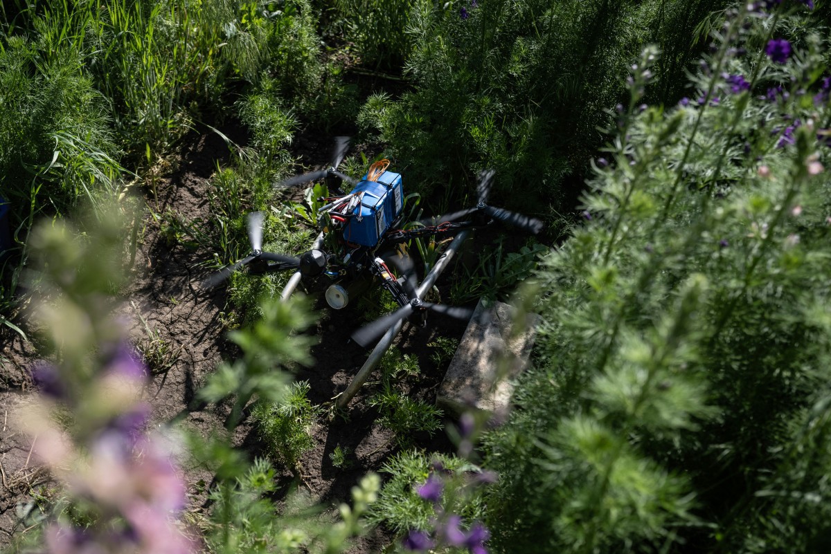 Drone FPV com um dispositivo explosivo decolando em um local não revelado perto de Kostyantynivka, região de Donetsk, em meio à invasão russa da Ucrânia