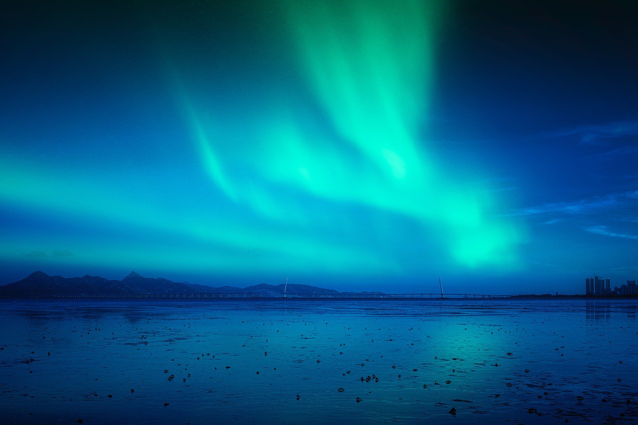 Foto captura o fenômeno aurora boreal, que acontece no hemisfério norte da Terra