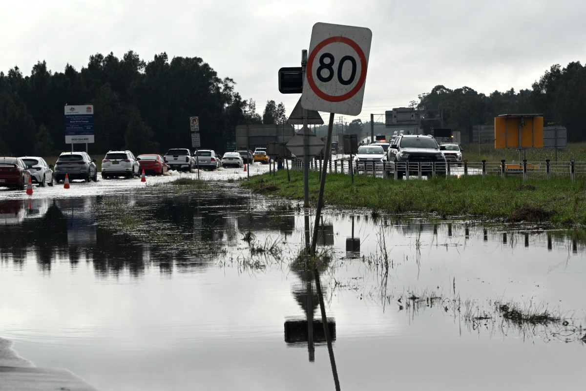 Rodovia ameaçada pela inundação em Taree, na Austrália (Saeed KHAN /AFP)