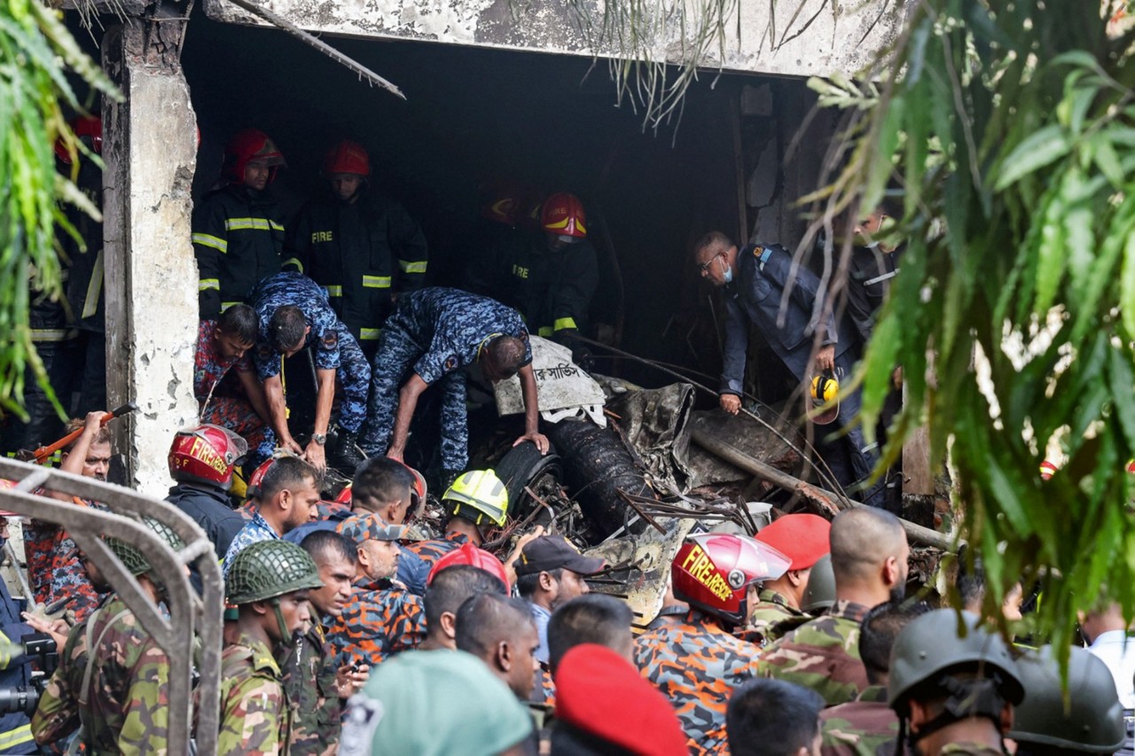 Equipe de bombeiros durante resgaste em Daca