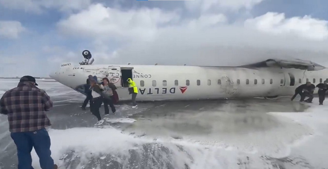 Aeronave ficou virada de cabeça para baixo no aeroporto