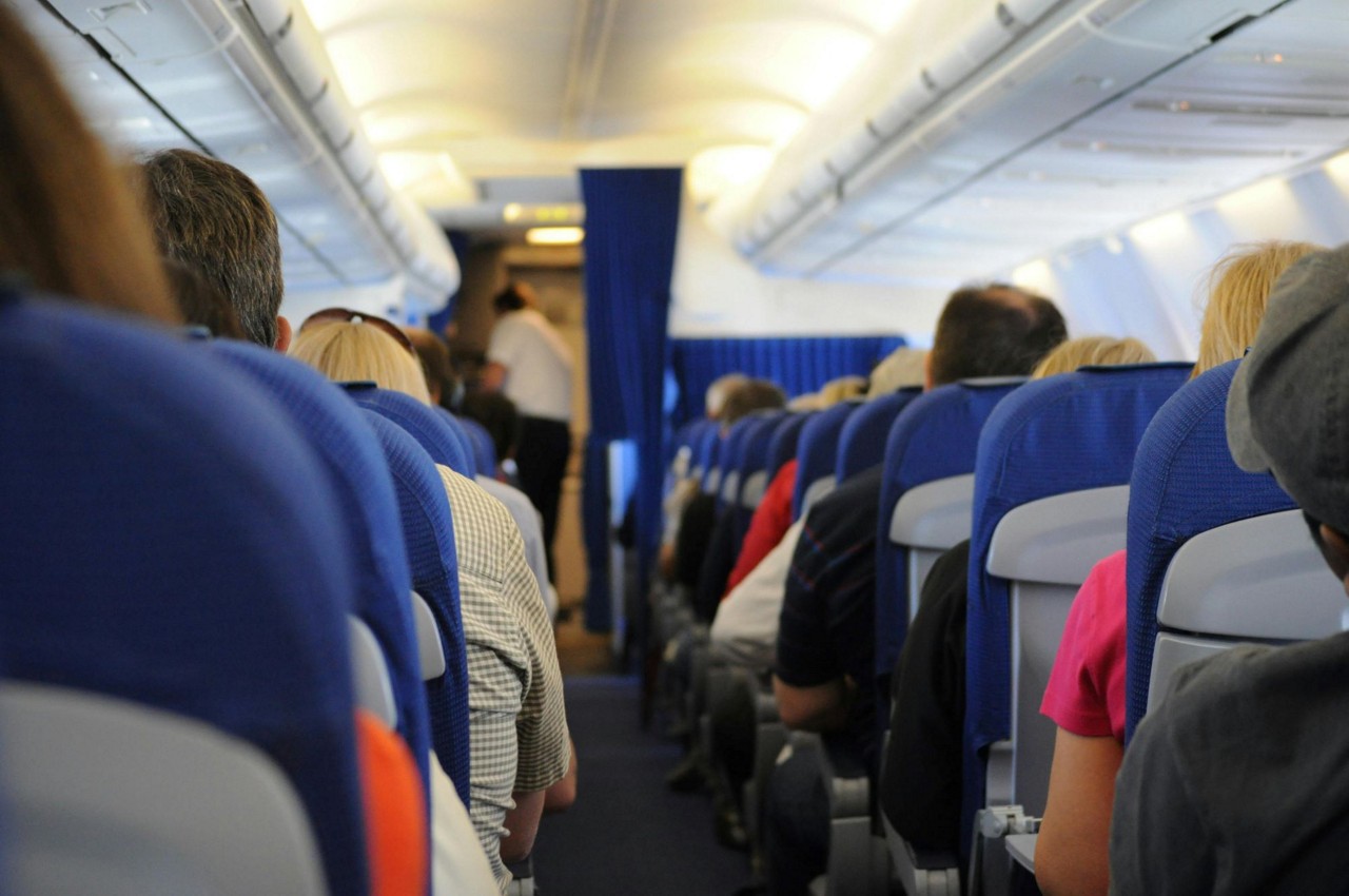 Passageiros tiveram que esperar tripulação retirar a mulher que ficou pelada no avião (imagem ilustrativa)