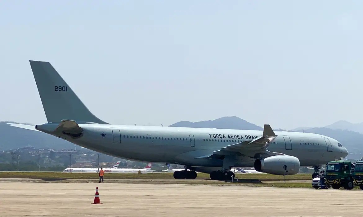 Avião da FAB vai transportar brasileiros do Líbado para o Brasil