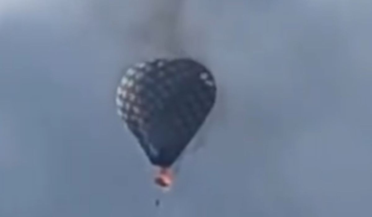 Homem ficou pendurado no balão em chamas, antes de cair 