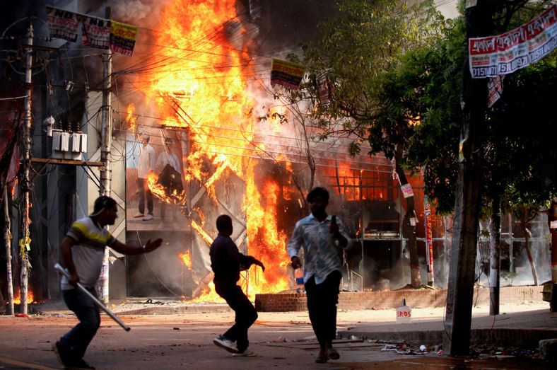 Manifestantes tomam as ruas de cidades de Bangladesh desde junho