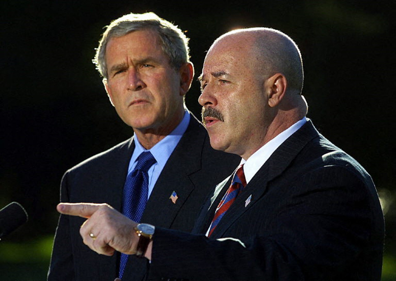 Bernard Kerik ao lado do ex-presidente George W. Bush (Manny Ceneta/AFP)