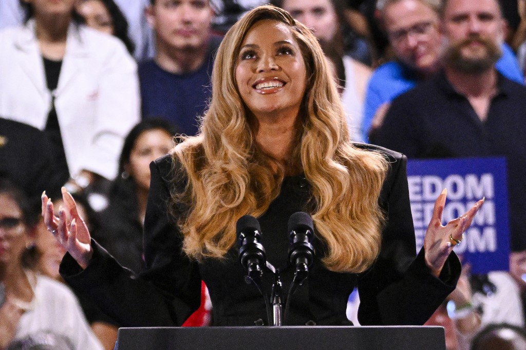 A cantora e compositora norte-americana Beyoncé discursa durante um comício da campanha da vice-presidente dos EUA e candidata democrata à presidência, Kamala Harris, no Shell Energy Stadium, em Houston, Texas, em 25 de outubro de 2024.