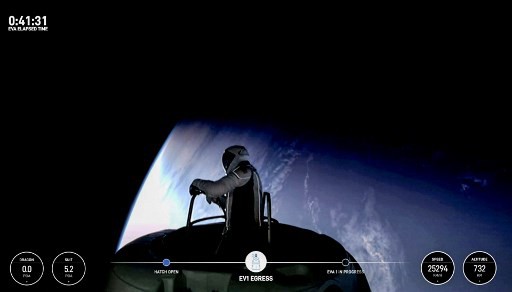 Bilionário americano Jared Isaacman espiando para o espaço a partir de uma estrutura de escotilha chamada "Skywalker"