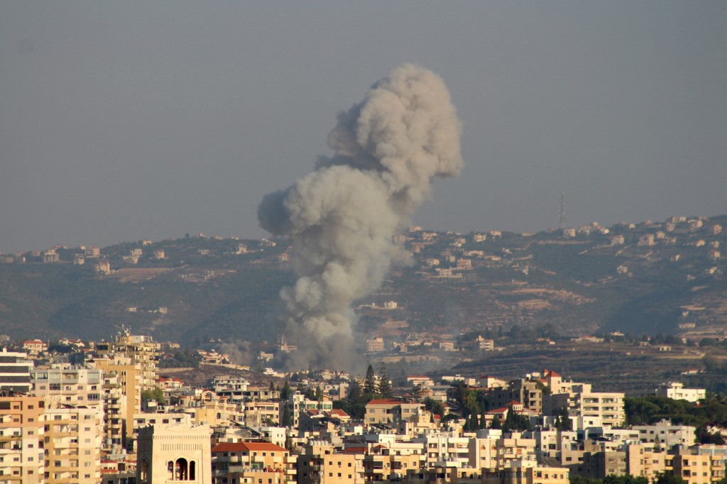 Israel bombardeia o Líbano, em uma reação ao grupo extremista Hezbollah. Dois adolescentes brasileiros já foram mortos 