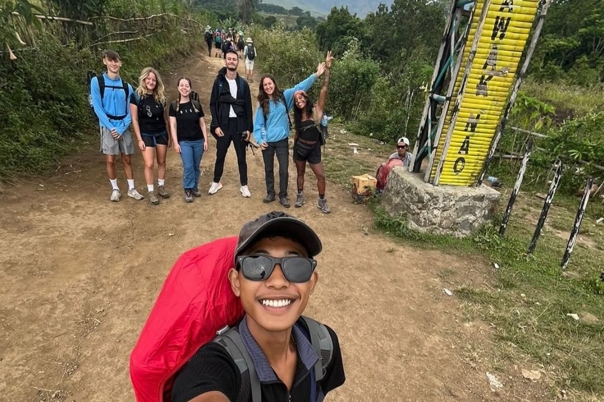  Ali Musthofa e grupo de turistas que incluia a brasileira Juliana Marins