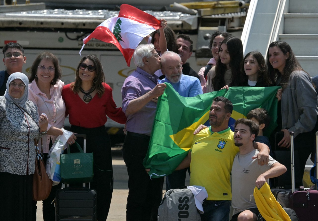 Houve muita emoção no desembarque dos brasileiros repatriados, que foram recebidos com aplausos pelo presidente Luiz Inácio Lula da Silva