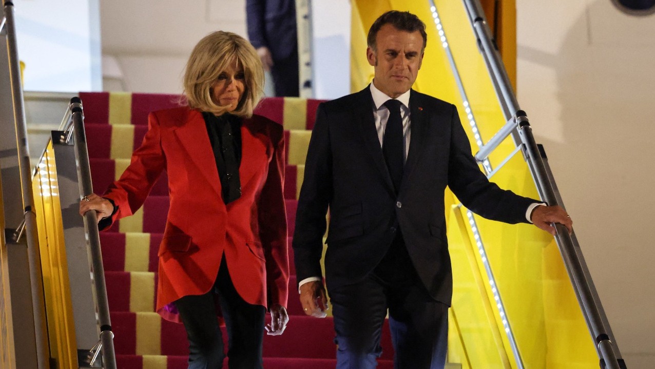 Brigittte e Emmanuel Macron durante desembarque no Vietnã
