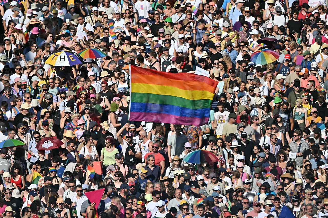 Com bandeiras do arco-íris hasteadas, mais de 35 mil pessoas se manifestaram neste sábado, 28, na Parada do Orgulho LGBT+ em Budapeste