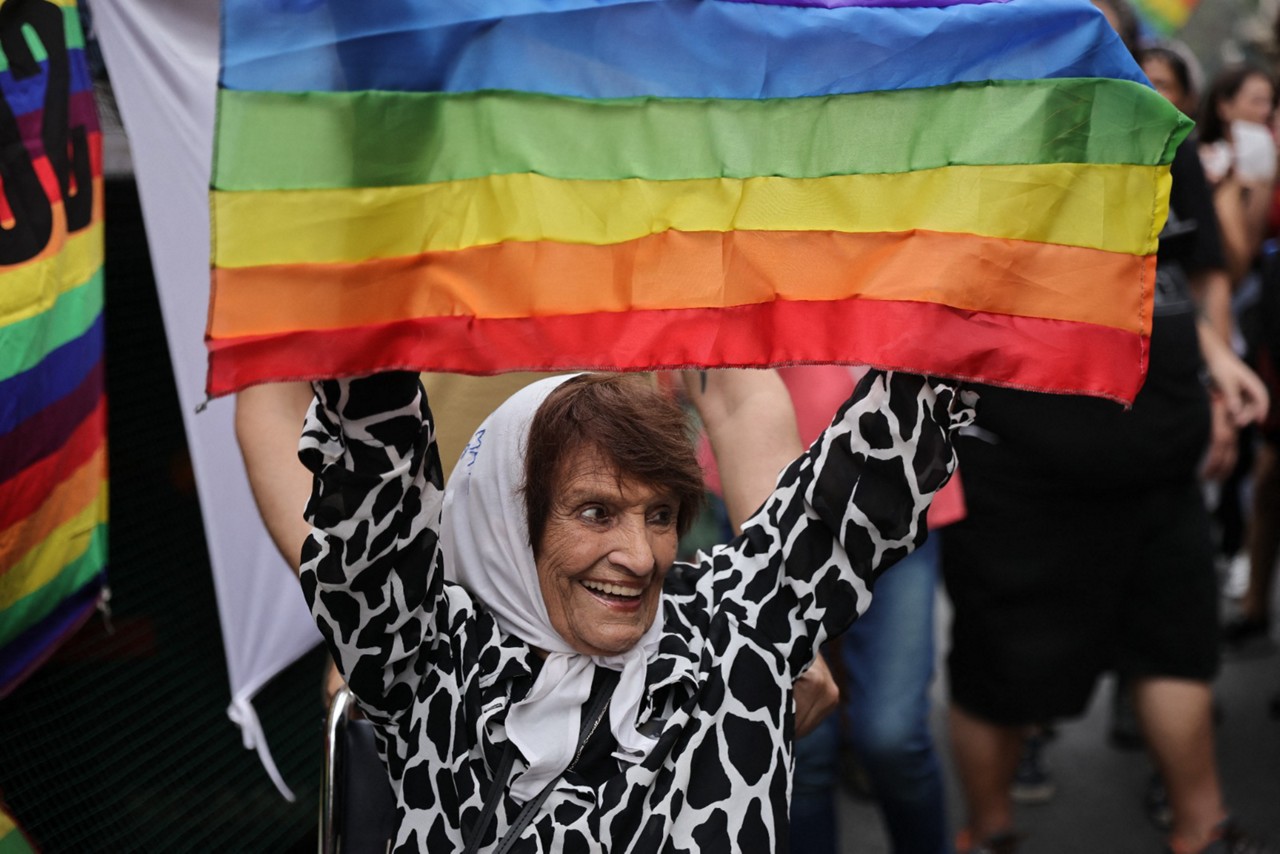 Taty Almeida, membro do Madres de Plaza de Mayo, segura uma bandeira de arco-íris durante a 33ª Parada do Orgulho LGBT em Buenos Aires