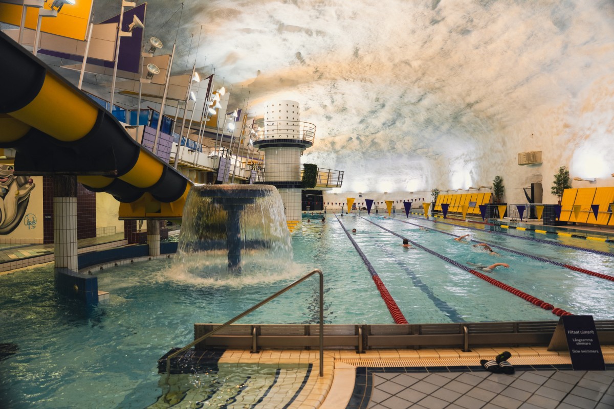 Piscina subterrânea Itakeskus, em Helsique, capital da Finlândia