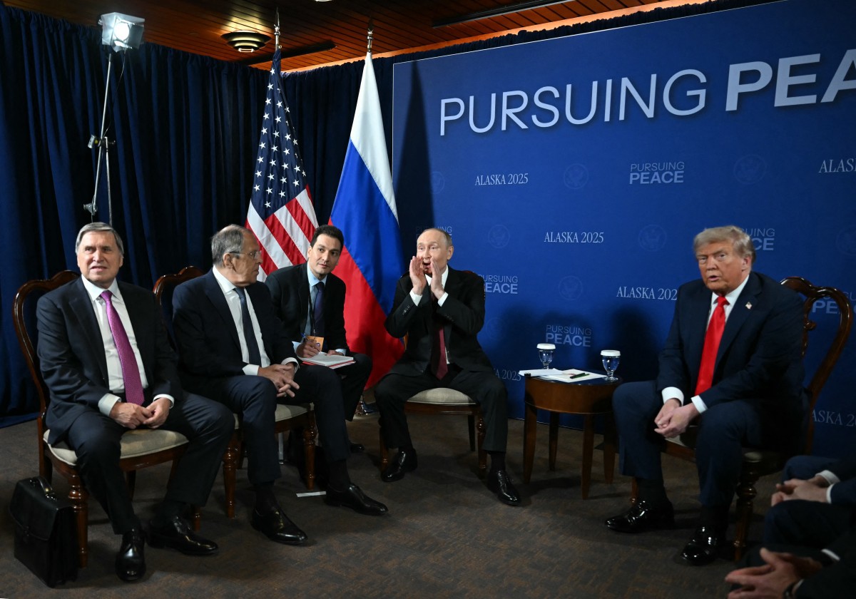 Donald Trump e Vladimir Putin se encontram durante a cúpula EUA-Rússia sobre a Ucrânia 